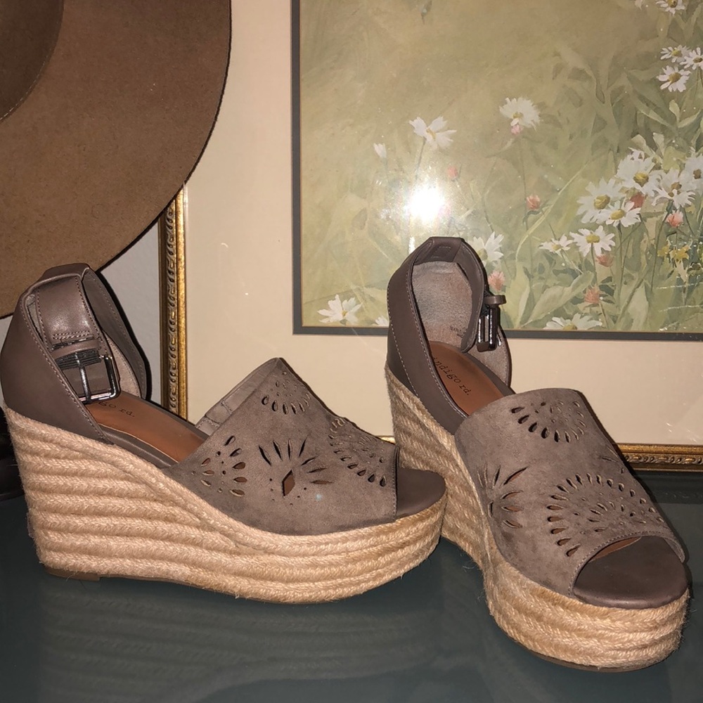 Tan Marc Fischer Look a Like Wedges